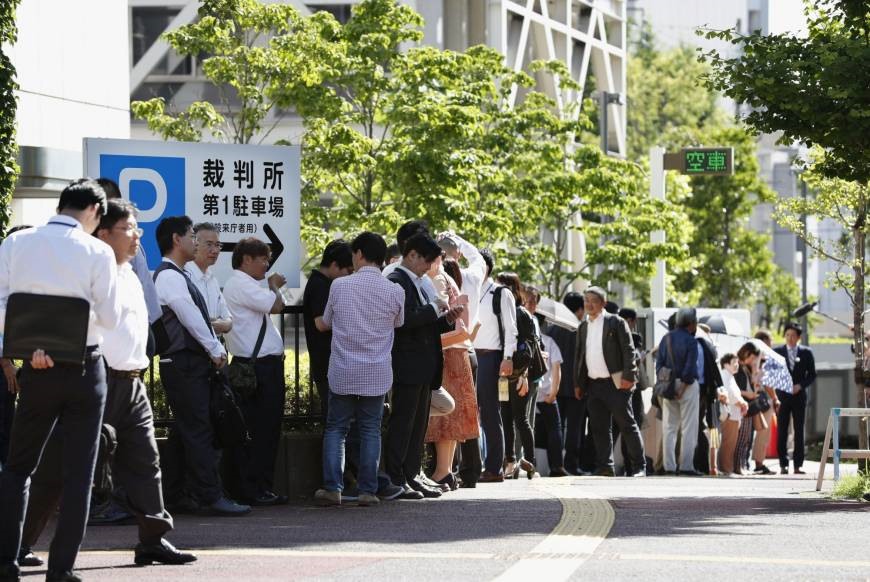 Người Nhật xếp hàng trước cửa phiên tòa. Ảnh: Japantimes
