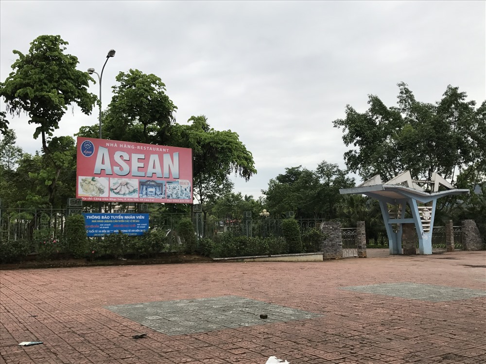 Biển quảng cáo nhà hàng Asean treo bên ngoài cổng công viên Nhạc Sơn.