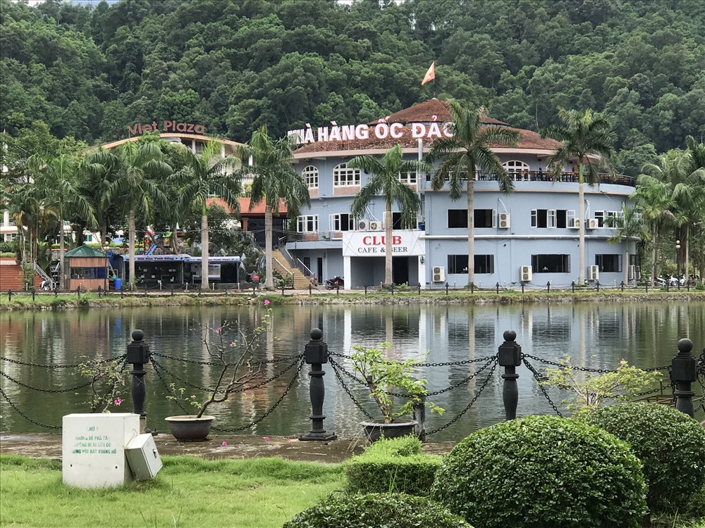 Nhà hàng ốc đảo và Viet Plaza nằm ở trung tâm công viên Nhạc Sơn bốn bề xung quanh là hồ.