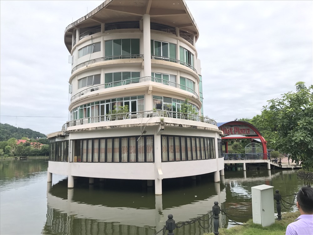 Nhà hàng hình con thuyền này nằm ở vị trí đắc địa nhất giữa hồ công viên Nhạc Sơn.