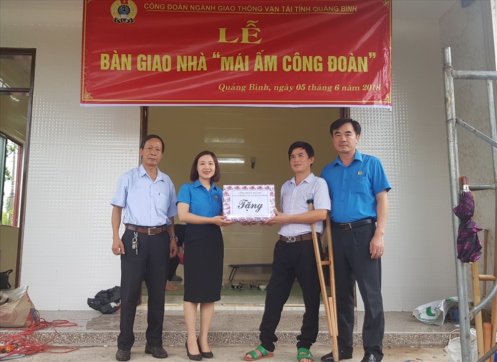 CĐ Ngành GTVT Quảng Bình tặng quà, động viên gia đình anh Tuyến tại buổi bàn giao nhà “mái ấm công đoàn“. Ảnh: Lê Phi Long