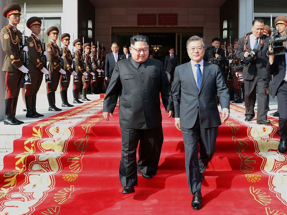 Nhà lãnh đạo Kim Jong-un trong lần gặp Tổng thống Hàn Quốc Moon Jae-in. Ảnh: Sky News