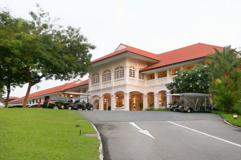 Theo CNN, mặt tiền của tòa nhà khách sạn theo kiến trúc thuộc địa, nhưng nội thất rất hiện đại, với nhiều hồ bơi hiện đại do nhà thiết kế nổi tiếng người Indonesia Jaya Ibrahim thiết kế. Ảnh: ST.