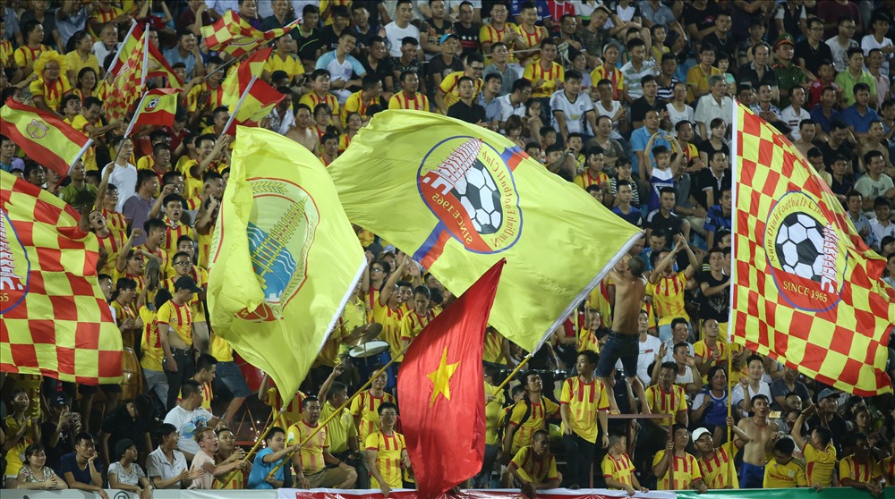 Để khán giải chạy vào sân, BTC trận đấu của CLB Nam Định cũng bị phạt tiền 15 triệu đồng. Ảnh: T.L