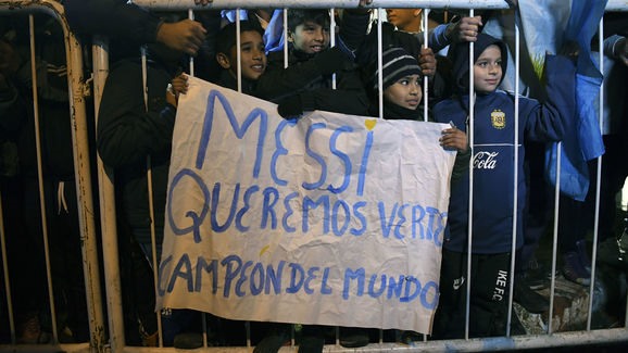 Những fan nhí của Messi tại Palestine. Ảnh: Reuters.