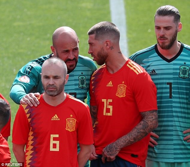 Ramos trò chuyện cùng thủ thành kì cựu Pepe Reina. Bên cạnh Reina là David De Gea, thủ môn số 1 của tuyển Tây Ban Nha trong kì World Cup này. Ảnh: Getty.
