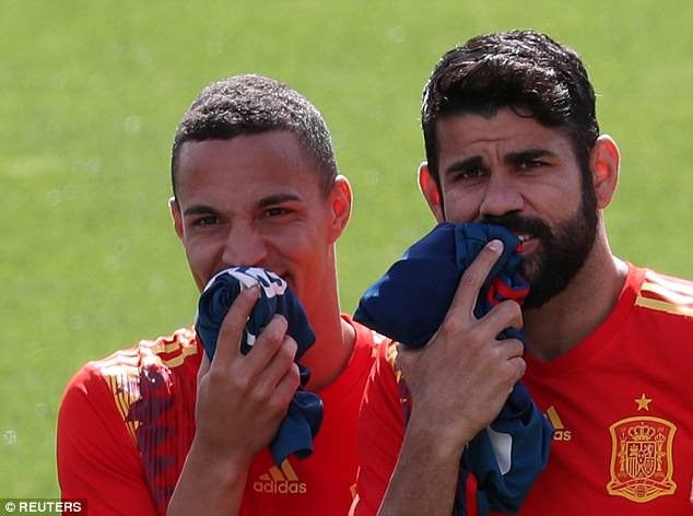 Rodrigo và Costa tạo dáng hài hước trước ống kính. Ảnh: Reuters.