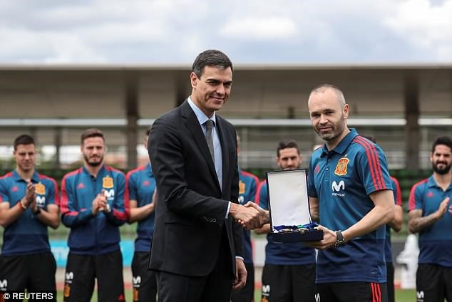 Thủ tướng Tây Ban Nha, ông Pedro Sanchez tặng Huân chương Thể thao Hoàng gia cho ĐTQG, khích lệ tinh thần các cầu thủ trước World Cup. Ảnh: Reuters.