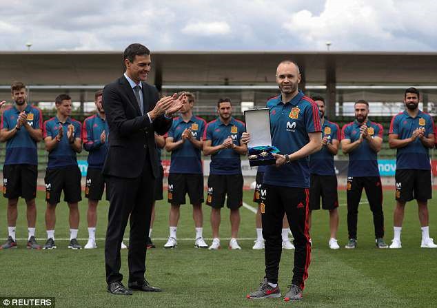 Sự động viên của ông Sanchez là cần thiết trong bối cảnh tuyển Tây Ban Nha không được đánh giá quá cao ở kì World Cup lần này. Ảnh: Reuters.