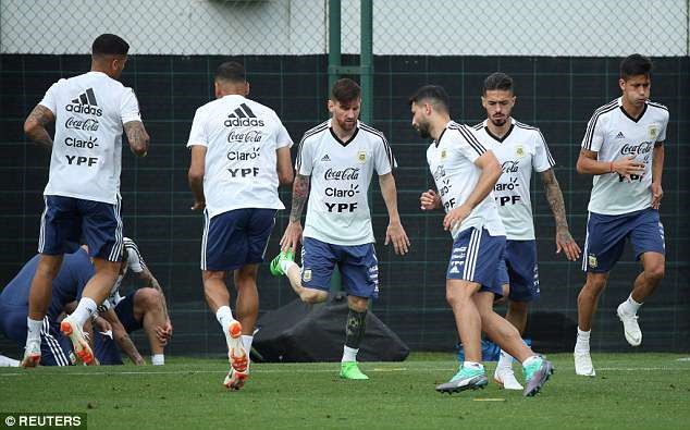 Messi (thứ 3 từ trái sang) và các đồng đội ở ĐT Argentina vẫn đang tập luyện tại Barcelona. Ảnh: Reuters.