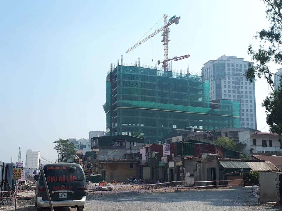 Công trình thi công cao tầng nhan nhản tại khu vực đông dân của Thủ đô.