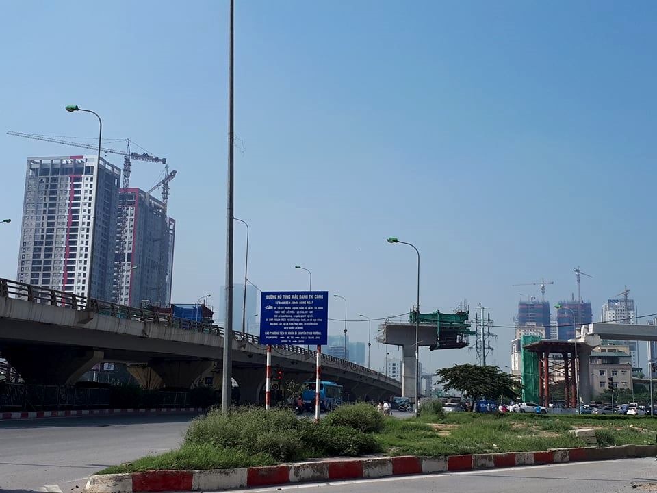 Các công trình xây dựng tại Hà Nội mọc lên từng ngày, từng giờ ở cả nội thành và ngoại thành. Nhiều công trình nằm trong khu dân cư, sát với tuyến giao thông có mật độ phương tiện qua lại đông đúc. 