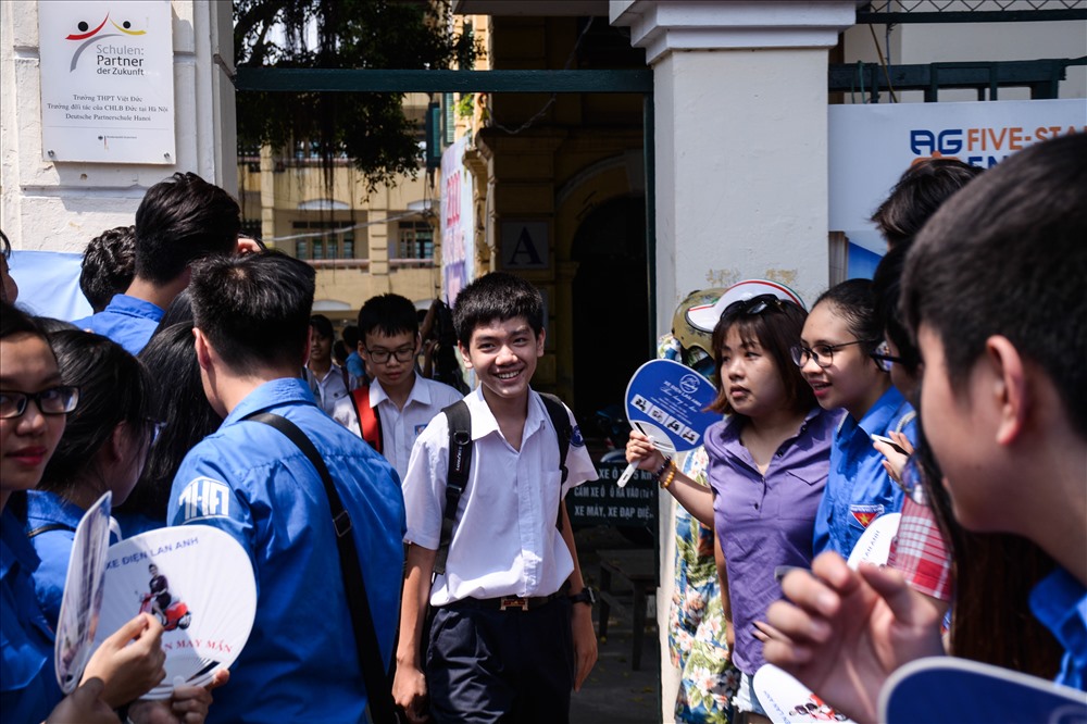 Các thí sinh được tán thưởng, chúc mừng khi đã hoàn thành bài thi.