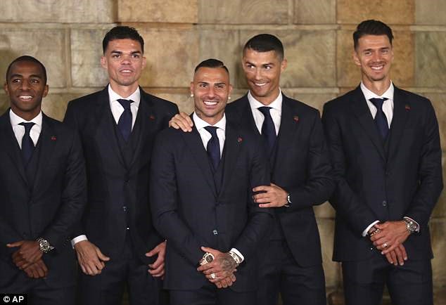 (Trái qua phải) Ricardo Pereira, Pepe, Quaresma, Ronaldo và Jose Fonte. Ảnh: Getty.