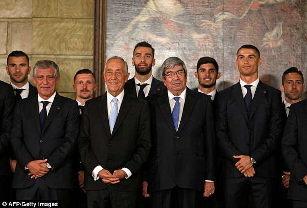 (Phải qua trái, hàng đầu) Ronaldo, người phát ngôn của Quốc hội Pedro Rodrigues, Tổng thống Marcelo Rebelo de Sousa và HLV trưởng Fernando Santos. Ảnh: AP.