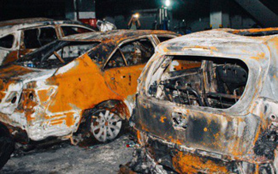 Hàng trăm ôtô, xe máy bị cháy rụi trong hầm chung cư Carina. Ảnh: AC