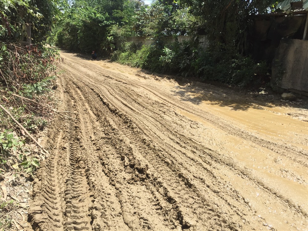 Con đường đầy bùn lầy, trơn trượt, nhiều khúc đường xấu do xe tải chạy thường xuyên 