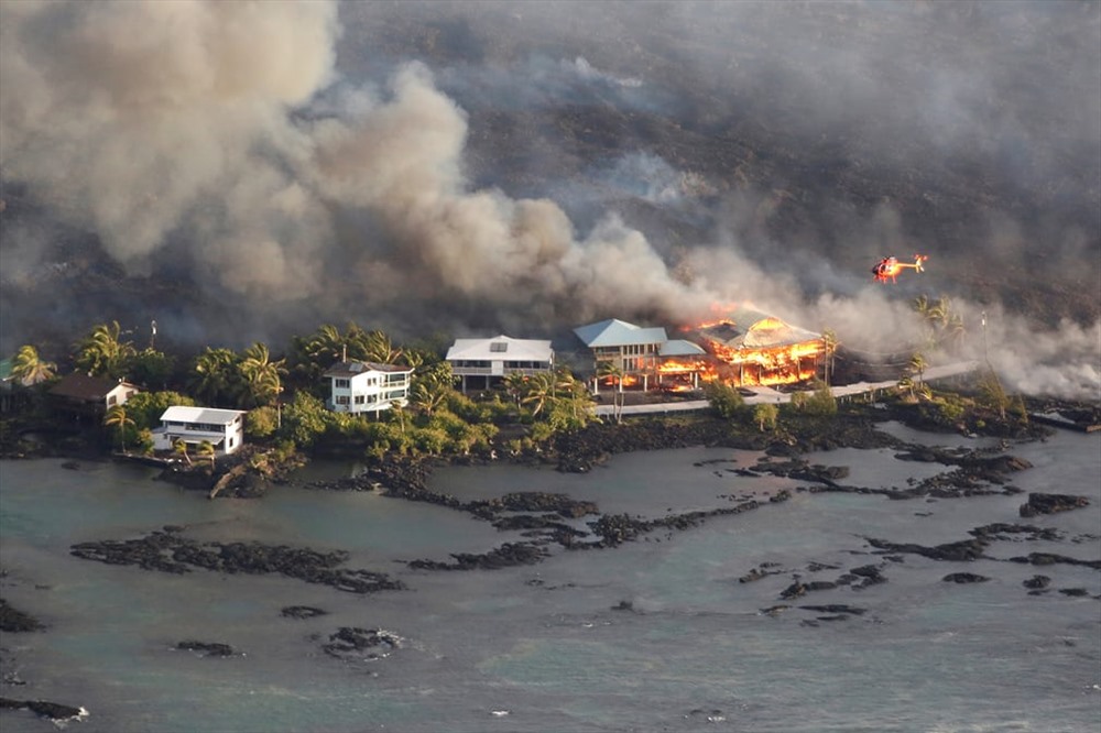 Núi lửa Kilauea tại Hawaii tiếp tục phun trào mạnh từ 24 vết nứt và miệng núi. Dòng nham thạch tấn công và đốt cháy nhiều nhà cửa tại các khu dân cư trên đảo Hawaii Lớn. Ảnh: Terray Sylvester / Reuters