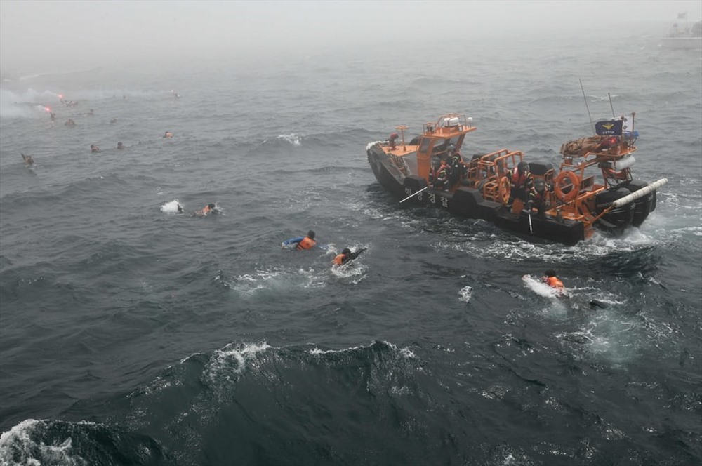 Off Busan, South Korea - Thuyền viên tàu Coast Guard giải cứu hành khách trong cuộc diễn tập chống khủng bố hàng hải. Ảnh: Jung Yeon Je / AFP / Getty Images