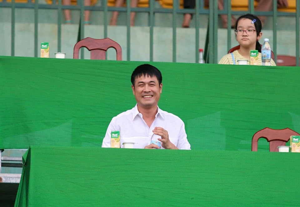 Chủ tịch Hữu Thắng cười tươi trên khán đài SVĐ Cần Thơ sau trận hòa của đội bóng TP.HCM.