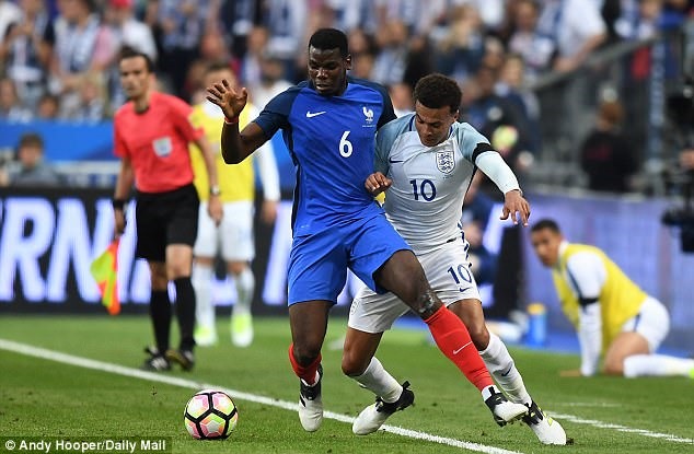 Paul Pogba (số 6) thường đá tiền vệ lệch trái ở ĐT Pháp. Ảnh: Daily Mail.