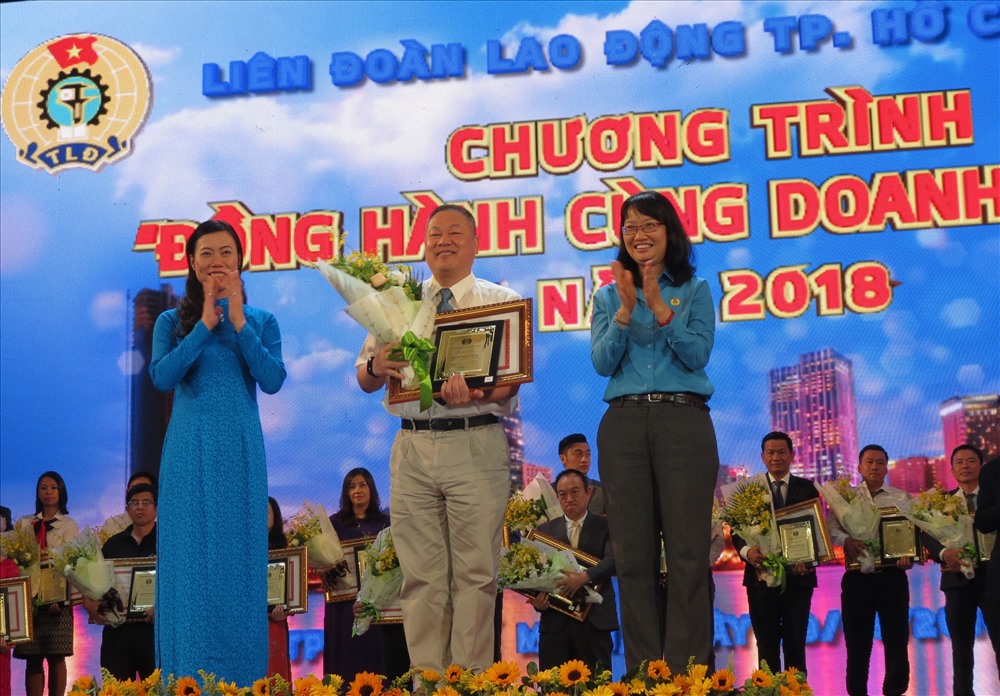 Bà Trần Thị Diệu Thúy (phải ảnh) và bà Triệu Lệ Khánh – Phó Chủ tịch Ủy ban MTTQ VN TPHCM chúc mừng chủ DN