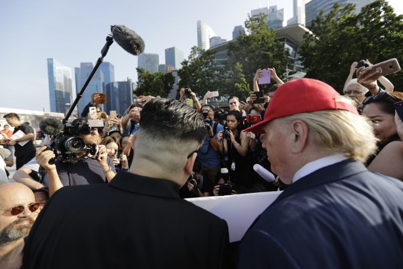 Người đóng giả ông Donald Trump và ông Kim Jong-un ở Merlion Park, Singapore hôm 8.6. Ảnh: AP.