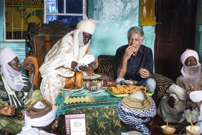 Bourdain ăn trưa với tộc Hausa ở Lagos, Nigeria vào năm 2017. “Mọi người mở lòng với ông ấy, và vì vậy họ thường kể về quê hương, nơi chôn rau cắt rốn của họ với ông ấy nhiều hơn với những phóng viên tài liệu khác“, ban giám khảo giải Peabody tôn vinh Bourdain hồi năm 2013.