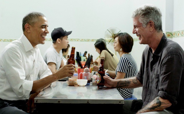 Khoảnh khắc đi sâu vào tâm trí người Việt Nam khi ông dùng bữa cùng Tổng thống Obama tại nhà hàng bún chả thuần Việt.