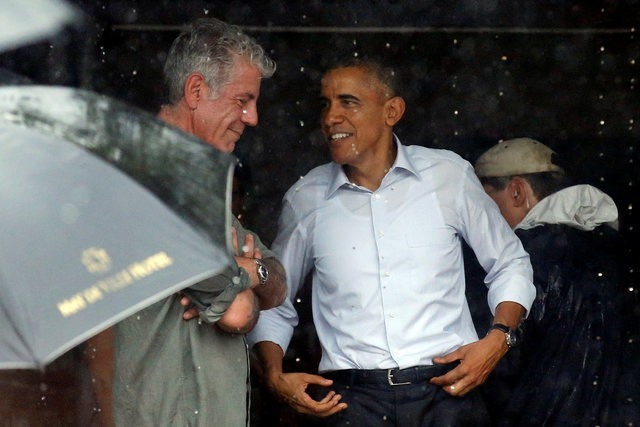 Tổng thống Obama và đầu bếp Anthony Bourdain trú mưa trên đường ra sân bay Nội Bài bay vào TPHCM.