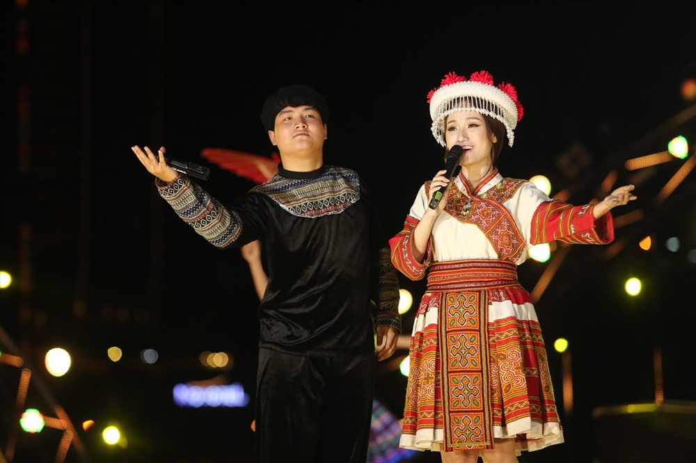 Liên khúc “Hồ trên núi & Em gái H’Mông” từ các nghệ sĩ Nhà hát Trưng Vương đã đem đến cho đêm hè Đà Nẵng một không khí tươi mới, thú vị.