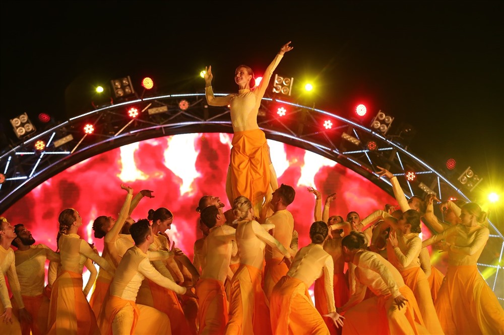 Tiết mục “Girl on Fire” với sự thể hiện của ca sĩ Uyên Linh và nhóm múa Ukraina