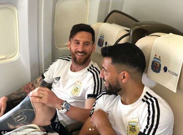 Messi (trái) và các đồng đội cũng đã di chuyển tới Nga và hôm qua (9.6). Ảnh: Instagram Sergio Aguero.