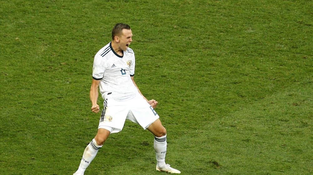 Cheryshev  ăn mừng rất ngầu sau khi sút thành công 11m. Ảnh: FIFA