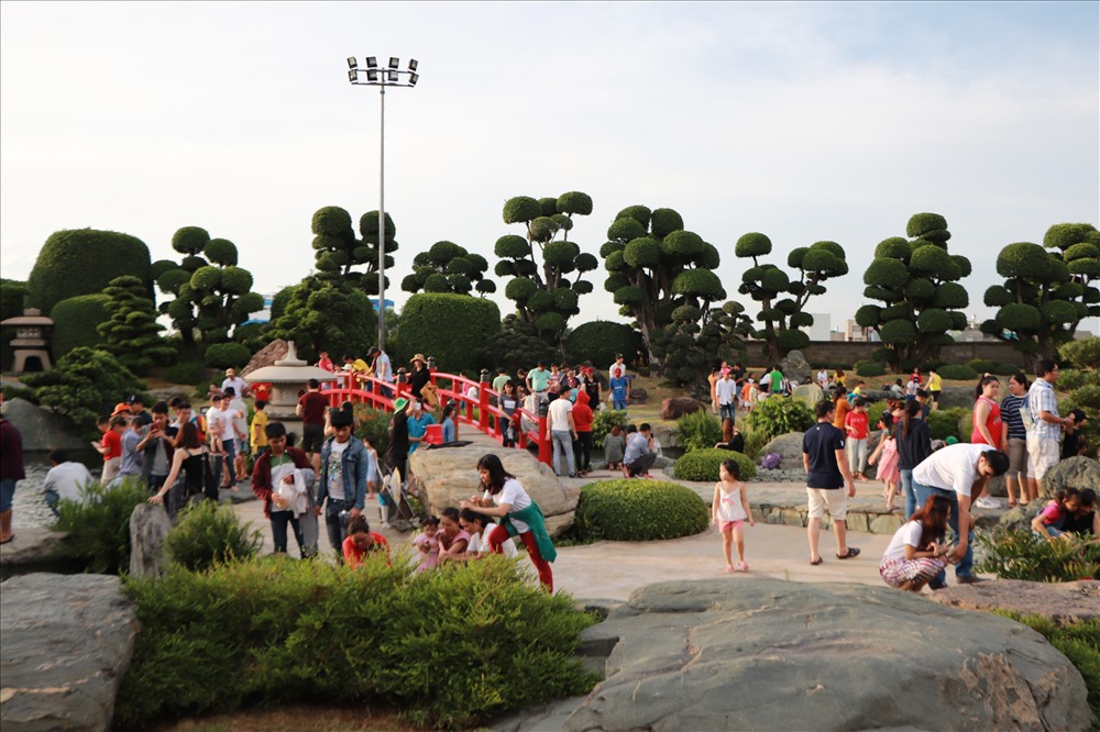 Thời tiết Sài Gòn khá nắng nóng nhưng rất đông du khách đến tham quan hồ cá Koi độc đáo này