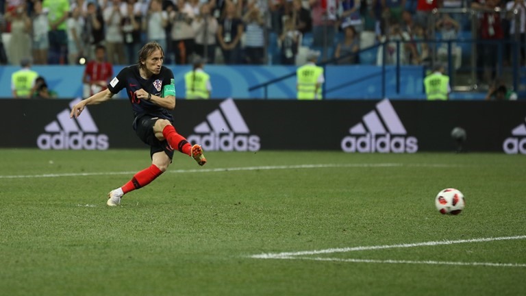 Đội trưởng Luka Modric suýt chút nữa là tội đồ khi anh thực hiện không thành công cú sút 11m ở cuối hojepe phụ thứ 2. Ảnh: FIFA