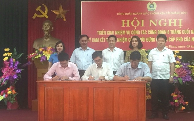 Các Chủ tịch và Phó Chủ tịch các CĐCS trực thuộc ký cam kết trách nhiệm với thường vụ CĐ Ngành GTVT Quảng Bình. Ảnh: Lê Phi Long