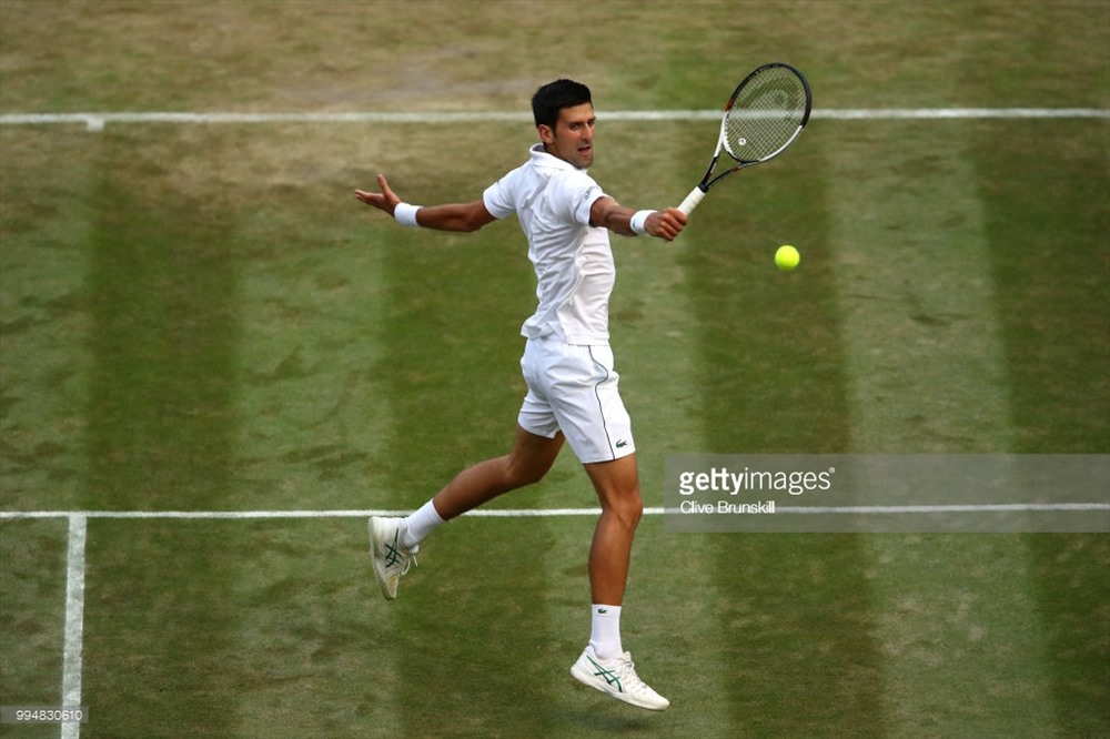 Nole bị ép chơi tấn công dồn dập ngay từ set 1. Ảnh: Getty.