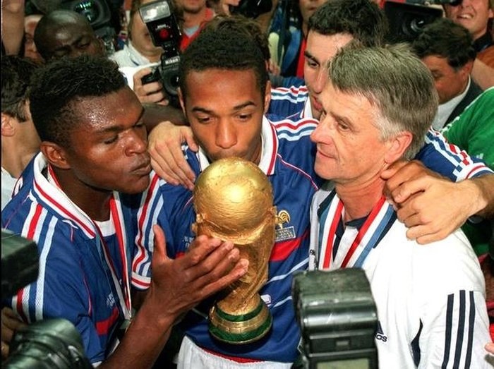 Henry (giữa) từng giúp ĐT Pháp vô địch World Cup 1998. 