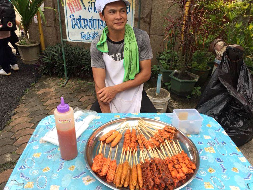 Gà rán - món ăn đường phố được học sinh Thái yêu thích.
