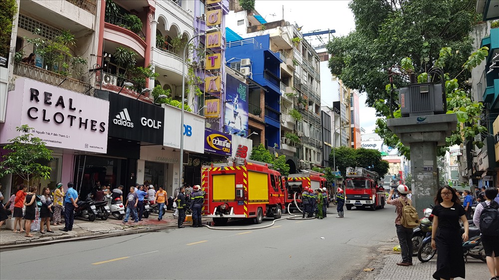 Một đoạn đường Nguyễn Trãi bị phong tỏa để phục vụ chữa cháy. Ảnh: Trường Sơn