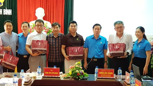 Đại diện lãnh đạo LĐLĐ tỉnh Ninh Bình tặng quà lưu niệm cho đoàn công tác. Ảnh: NT