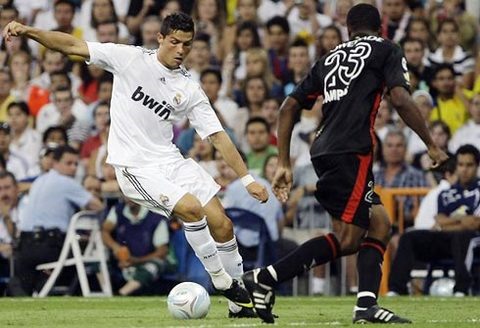 Chủ nhân của bản hợp đồng kỷ lục đã phần nào chứng tỏ được đẳng cấp trong lần thứ ba thi đấu cho Real. Bàn mở tỷ số từ chấm phạt đền của Ronaldo là cơ sở quan trọng giúp CLB Hoàng gia đè bẹp LDU Quito 4-2.