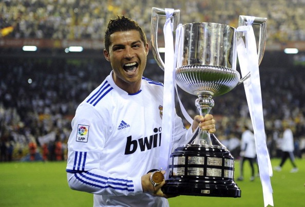 Ngày 20/4/2011, Ronaldo mới có dịp ăn mừng danh hiệu đầu tiên cùng Real. Bàn thắng duy nhất của CR7 ở phút 103 giúp đội bóng Hoàng gia vượt qua kình địch Barcelona để đoạt cúp Nhà Vua.