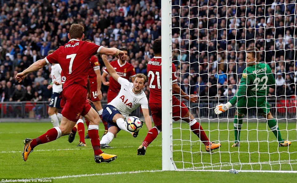 Harry Kane (áo trắng phía trước) ghi bàn trong trận thắng của Tottenham trớc Liverpool hồi tháng 10.2017. Ảnh: Reuters.