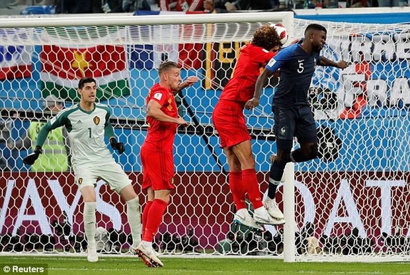  Umtiti là người ghi bàn thắng quý như vàng giúp đội tuyển Pháp vượt qua Bỉ. Trên mặt trận phòng ngự, anh không có quá nhiều việc để làm. Umtiti tung ra 35 đường chuyền, đạt tỷ lệ chuẩn xác 83%.