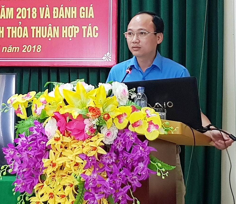 Đồng chí Phùng Minh Chung, Chủ tịch CĐ các KCN tỉnh Ninh Bình phát biểu tại hội nghị. Ảnh: NT