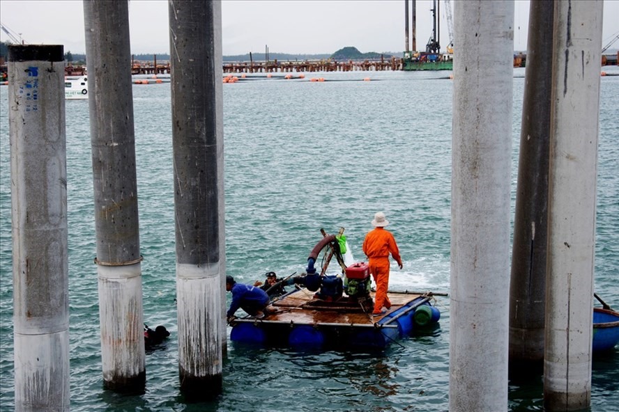 Thợ lặn tham gia khai quật tàu cổ tại vùng biển Dung Quất chiều 9.7. Ảnh: LVC
