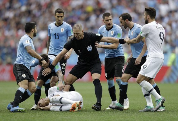 Cầu thủ 19 tuổi của ĐT Pháp từng suýt bị các cầu thủ Uruguay ăn thua đủ vì hành vi ăn vạ lộ liễu, trong thời điểm Pháp đang dẫn Uruguay 2-0 ở trận tứ kết. Ảnh: FIFA