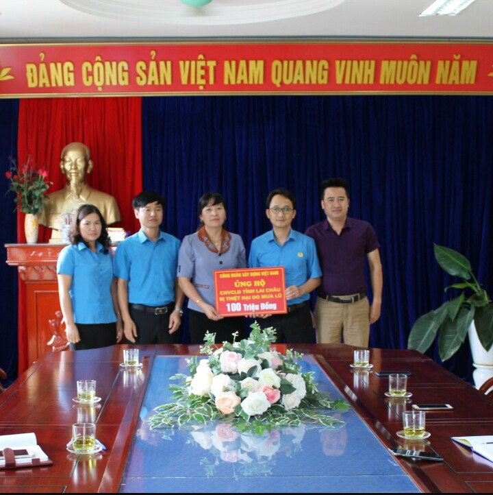 Đồng chí Đỗ Văn Quảng, Phó chủ tịch CĐ Xây dựng Việt Nam và đoàn công tác ủng hộ CNVCLĐ tình Lai Châu.